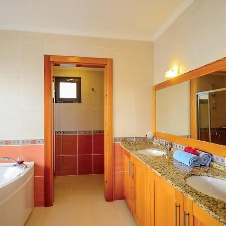 Villa Sleeps 6 Air Con Wifi *